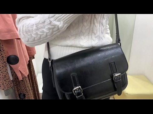 ❤️ Јавна мастурбација младе кучке ФералБерри са дилдом у соби за мерење ☑ Порно код нас ❌❤